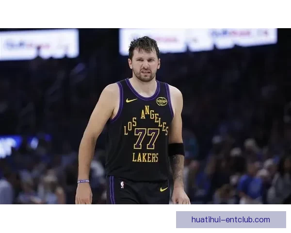 雷迪克透露东契奇下半场带伤出战已通过健康评估明日将接受核磁共振检查